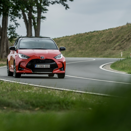 Toyota Yaris rijdend