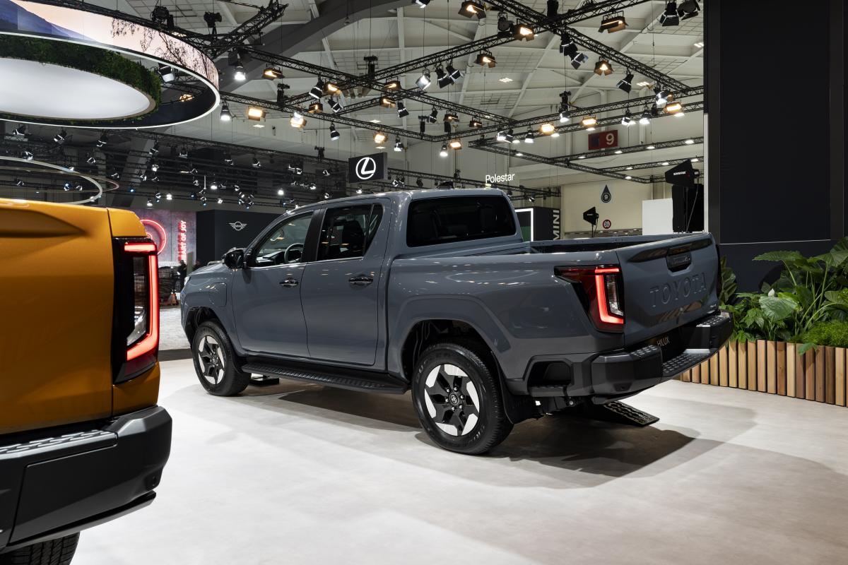 Hilux 2026 BEV - Zijkant en achterkant